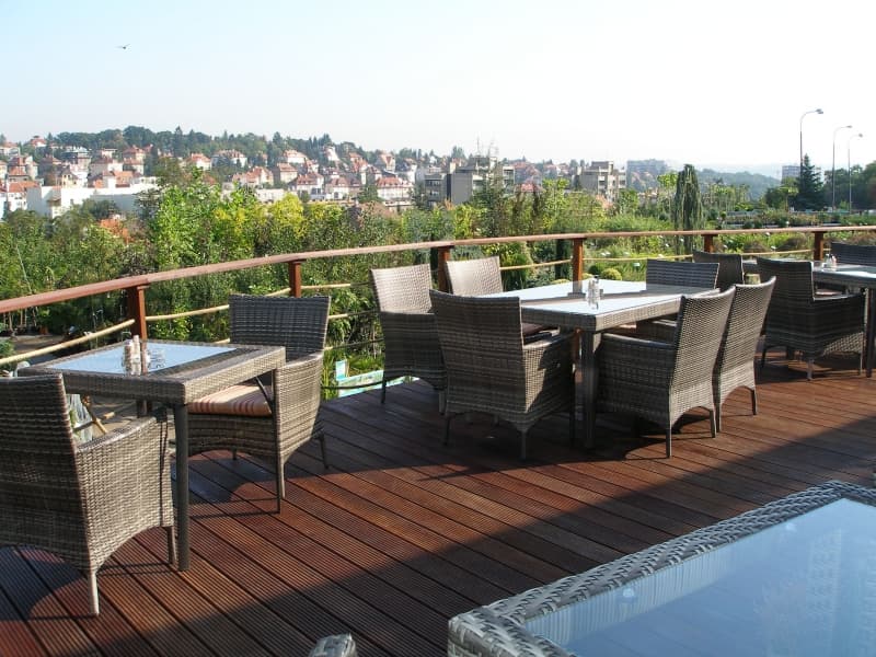 Terasa restaurace s výhledem na střechy Střešovic a Červený vrch při západu slunce