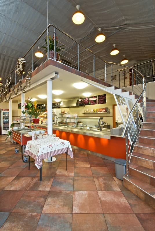 Výdejní pult s teplou kuchyní a tabulemi menu